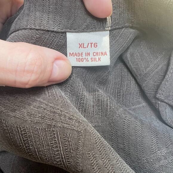 Tommy Bahama Short-sleeve Button-up Collared Shirt with Palm Tree Print. XL. - Picture 5 of 11